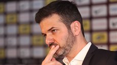 Andrea Stramaccioni na první tiskové konferenci v roli trenéra fotbalist�...
