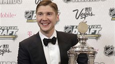 Sergej Bobrovskij z Columbusu s Vezina Trophy pro nejlepšího brankáře NHL.