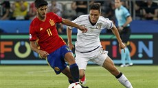 panl Marco Asensio (vlevo) bojuje o mí s Federicem Chiesou z Itálie.