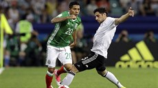 Nmecký fotbalista Lars Stindl (vpravo) se snaí zastavit prnik Javiera Aquina...