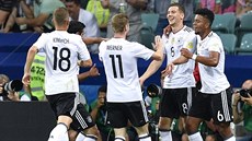 Německý fotbalista Leon Goretzka (druhý zprava) slaví se spoluhráči gól v duelu...
