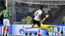 Nmecký fotbalista Leon Goretzka stílí gól v semifinálovém duelu Poháru FIFA s...