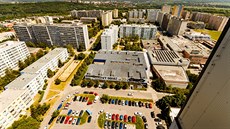 Pohled na multikino Galaxie s parkovi�t�m. P�vodn� sídlilo v sousedním star�ím...