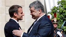 Francouzský prezident Emmanuel Macron se svým ukrajinským prot�j�kem Petrem...