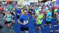 Bci vybíhají z Horního námstí na tra olomouckého plmaratonu 2017.