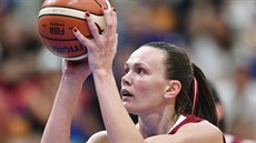 Lotyšská basketbalistka Anete Šteinbergaová střílí trestný hod.