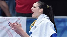 Srbská basketbalistka Sonja Petroviová povzbuzuje spoluhráky.