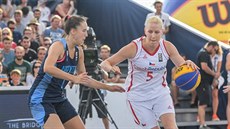 �eská reprezentantka Kate�ina Novotná (vpravo) úto�í  na argentinský ko� p�es...