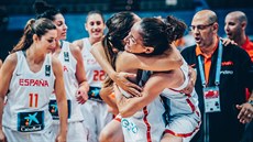 panlské basketbalistky oslavují postup do evropského finále. Spoluhráce do...