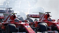 Kimi Räikkönen (vlevo) a Sebastian Vettel z Ferrari během Velké ceny...