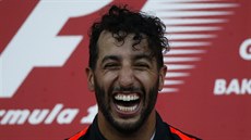 Daniel Ricciardo z Red Bullu se v Baku raduje z triumfu v závodě formule 1.