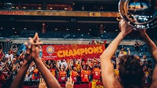 Španělské basketbalistky slaví v Praze evropský titul se svými fanoušky.