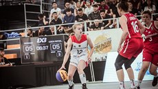 Nmecká juniorská basketbalistka Emily  Enochsová (vlevo) útoí na eský ko...