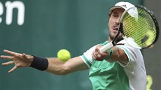 Mischa Zverev returnuje v 2. kole na turnaji v Halle.