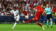 Demarai Gray z Anglie posílá míč do polské sítě v utkání na mistrovství Evropy...