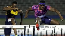 Omar McLeod (vpravo) bojuje na jamajském �ampionátu v b�hu na 110 metr�...