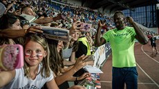 Usain Bolt se fotí s fanou�ky na Zlaté tret�e.