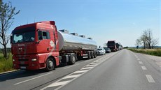 U Trotiny se opravuje 400 metr� vozovky, �idi�i stojí �asto v kolonách p�ed...