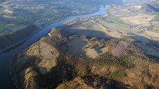 Letecký pohled na hradi�t� Hrádek (v levé �ásti).