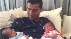 Cristiano Ronaldo ukázal dvojčata (29. června 2017).