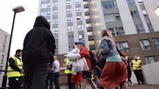 Londýané bhem evakuace z dom s nebezpen holavým obloením (23. 6. 2017)