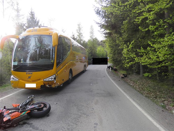 Fotografie z nehody motorkáe a autobusu u Vtrného Jeníkova.