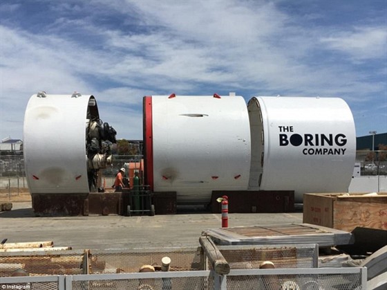 Godot. 1 200 tun vážící obří stroj, který hloubí tunely pod Los Angeles.