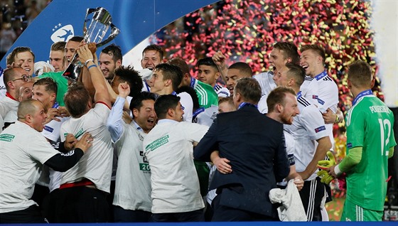 Nmetí fotbalisté slaví triumf na mistrovství Evropy hrá do 21 let.