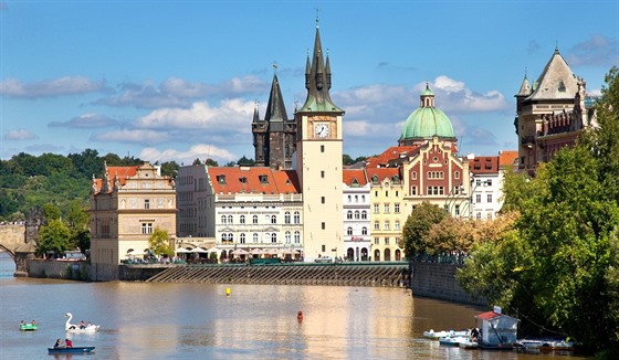 Dominanta Novotného lávky. Staromstská vodárenská v se vypíná nad okolní...