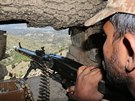 Pákistánský voják na hlídce v neklidném Severním Vazíristánu u hranic s...