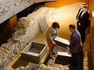Uloení kosterních ostatk pti lidí z 10. století na dv rzná místa Praského...