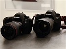 Nejnovjí Canon EOS 6D Mark II (vlevo) a EOS 200D (zcela vpravo) s pedchdci...