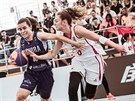 eská reprezentantka Simona Rková (v bílém) na MS do 18 let v basketbalu 3x3...