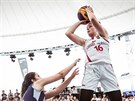 eská reprezentantka Albta Levínská (v bílém) na MS do 18 let v basketbalu...