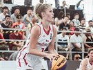 eská reprezentantka Anna Rosecká (v bílém) na MS do 18 let v basketbalu 3x3...