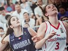 eská reprezentantka Kateina Galíková (vpravo) na MS do 18 let v basketbalu...