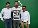 Branká Jií Pavlenka (uprosted) pi podpisu smlouvy ve Werderu Brémy.
