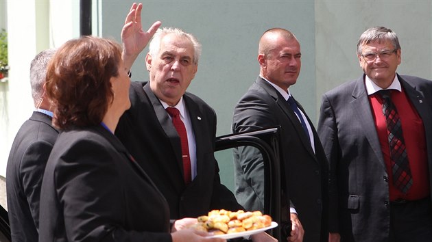 Nvtva prezidenta esk republiky Miloe Zemana v Hemanov, Vesnici roku 2017 Kraje Vysoina. Prezident zdrav obyvatele vzpt pot, co vystoupil z limuzny.