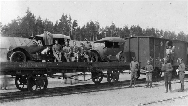 Automobily tbu s. steleck brigdy bhem pesunu vlakem do clov stanice Tarnopol, kam transport pijel 17. ervna 1917.