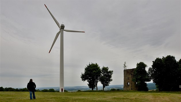 Ruina bývalého mlýnu v kontrastu s větrnou elektrárnou.