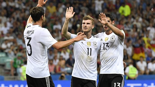Fotbalisté Německa uprostřed s Timem Wernerem oslavují gól v semifinále Konfederačního poháru proti Mexiku.
