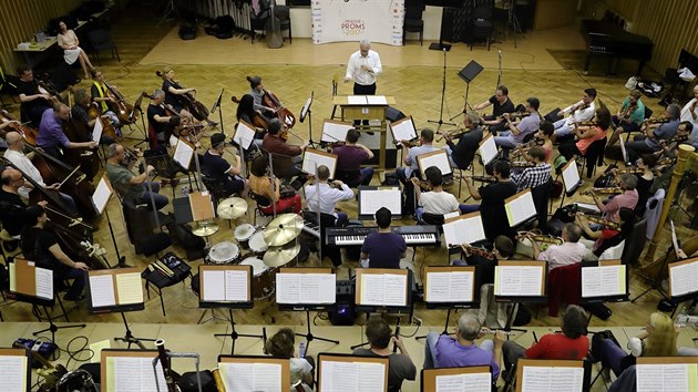 Americký skladatel filmové hudby James Newton Howard zkouší s Českým národním symfonickým orchestrem