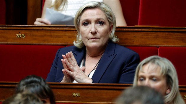 Vdkyn Nrodn fronty Marine Le Penov ve francouzskm parlamentu (27. ervna 2017).