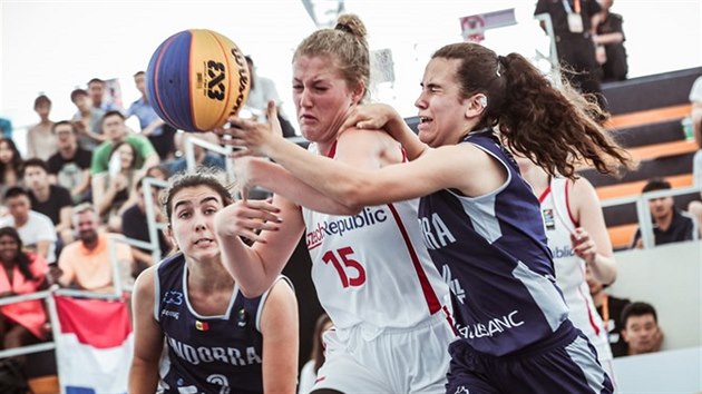 esk reprezentantka Anna Roseck (v blm) na MS do 18 let v basketbalu 3x3 v souboji s hrkami Andorry.