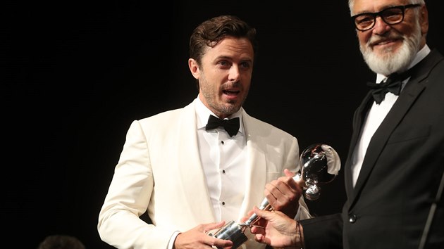 Casey Affleck přebírá cenu of Jiřího Bartošky (30. června 2017).