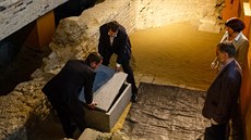 Uloení kosterních ostatk pti lidí z 10. století na dv rzná místa Praského...