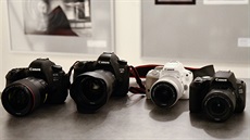 Nejnovější Canon EOS 6D Mark II (vlevo) a EOS 200D (zcela vpravo) s předchůdci...