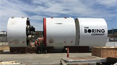 Godot. 1 200 tun váící obí stroj, který hloubí tunely pod Los Angeles.
