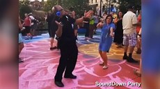 Policista ovládl tanení parket v naprostém tichu