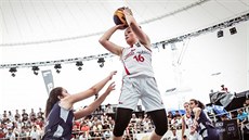 �eská reprezentantka Al�b�ta Levínská (v bílém) na MS do 18 let v basketbalu...